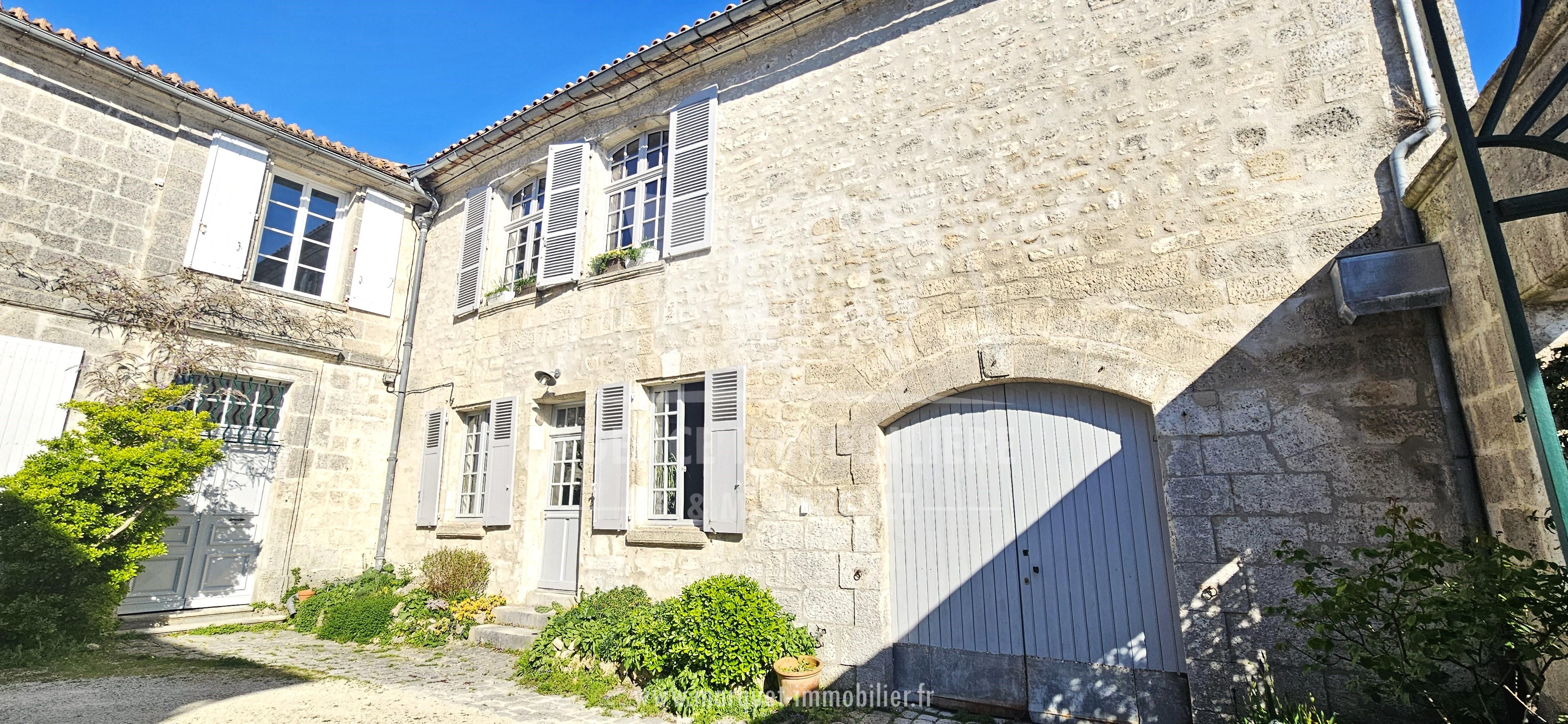 MAISON DE CARACTERE D’ENVIRON 320 m² ENTIEREMENT RÉNOVÉE  AVEC ÉLÉMENTS AUTHENTIQUES DU 16ème - 2 GARAGES INDIVIDUELS