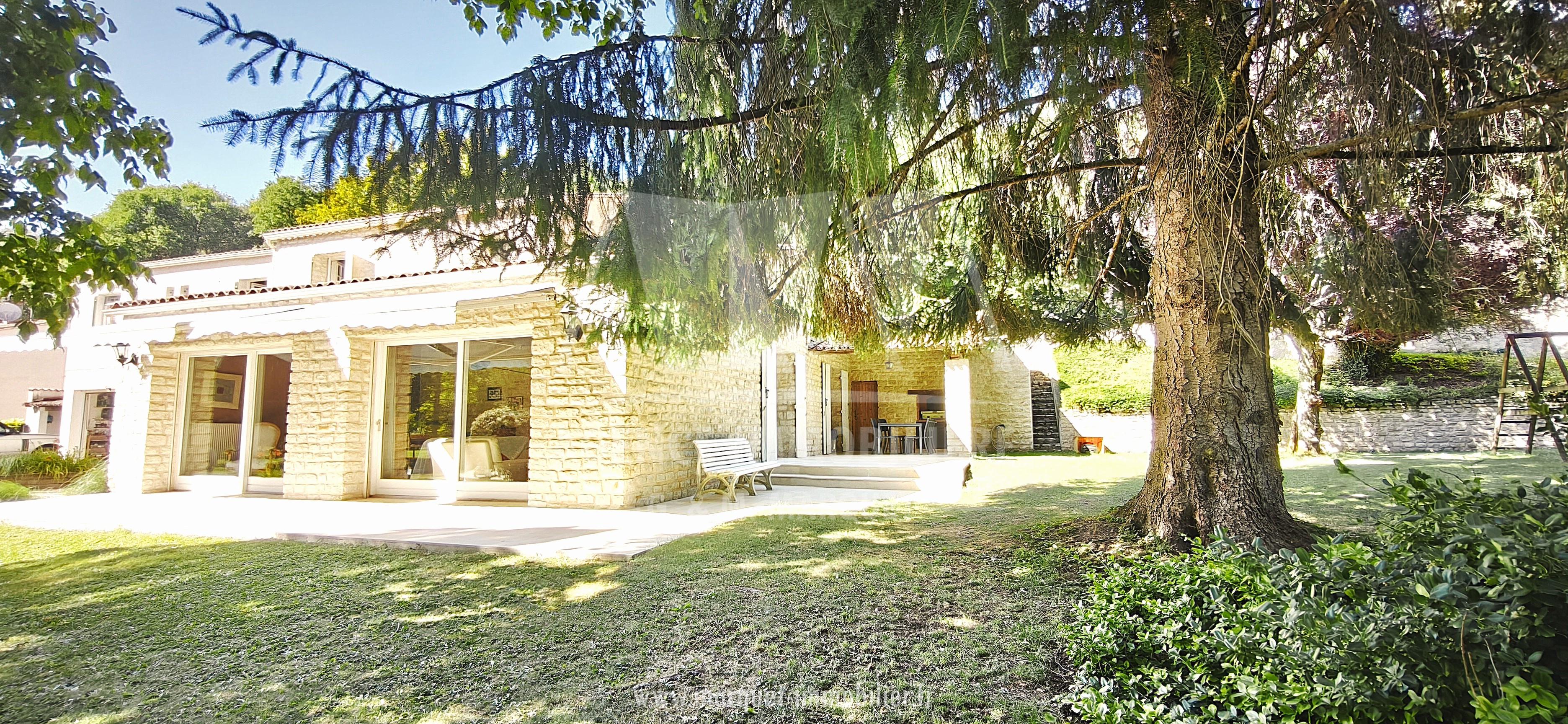 PUYMOYEN - 10 MINUTES D'ANGOULEME - SUPERBE MAISON EN PIERRES DE 260 M², LOGEMENT INDÉPENDANT, 3 GARAGES, LE TOUT SUR TERRAIN CLOS DE 5 266 m²